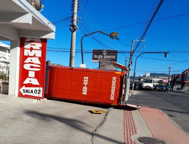 Ambulância dos bombeiros se envolve em colisão seguida de capotamento no município de Tubarão