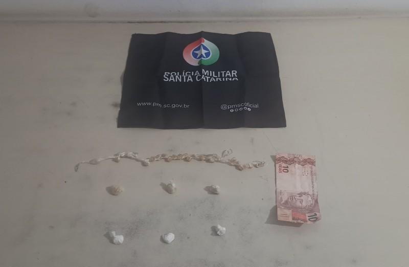 Policiais militares flagram adolescente vendendo drogas em Balneário Arroio do Silva 