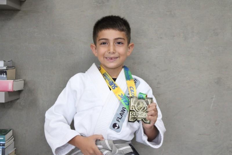Jiu-jítsu: morador de Criciúma precisa de ajuda para disputar campeonatos 