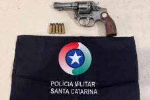 Durante apoio a veículo quebrado, PM encontra arma de fogo com adolescente em Sombrio