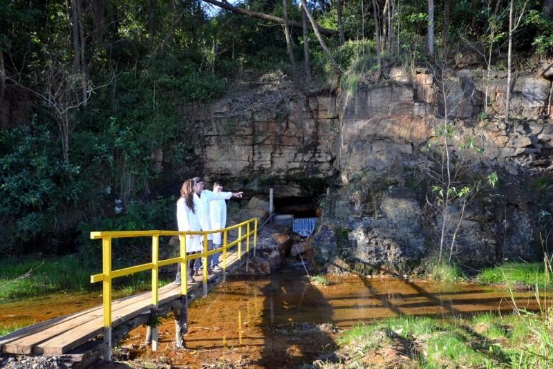 Livro sobre projeto para recuperação de drenagem ácida de mina é lançado