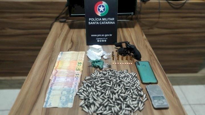 Dupla é presa pelo crime de tráfico de drogas e porte ilegal de arma de fogo