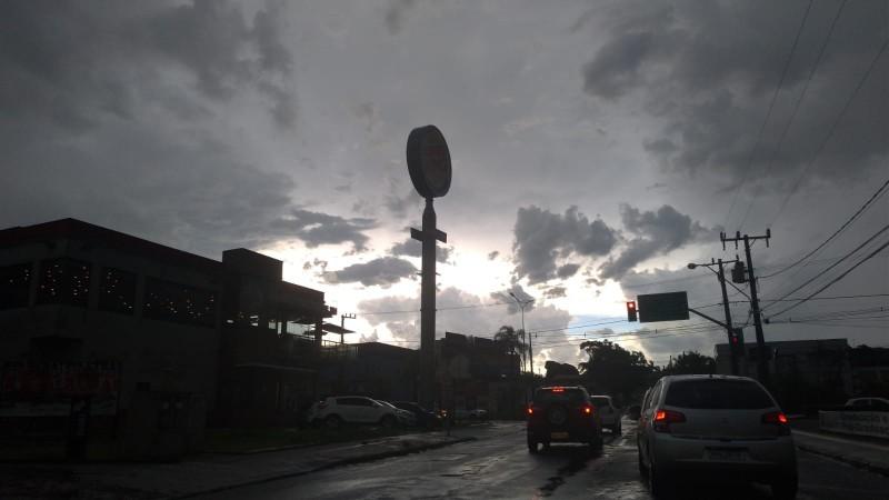 Em Criciúma, 40 milímetros de chuva em menos de uma hora e ventos de 90 km/h