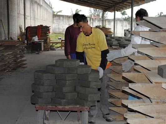 Detentos produzem 100 metros de lajotas por dia