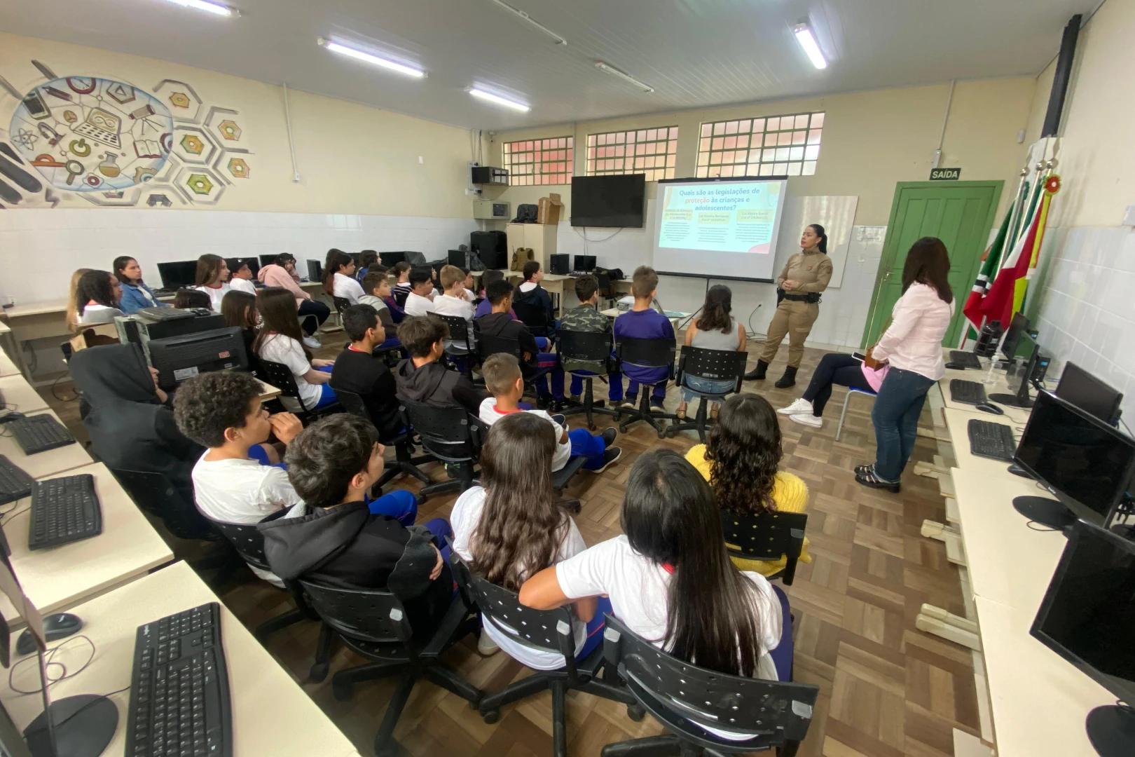 Palestras da Polícia Militar levam conscientização para estudantes das escolas de Criciúma