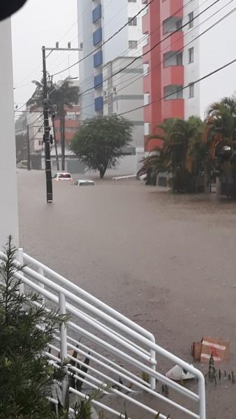 Dois carros ficam quase submersos em Criciúma