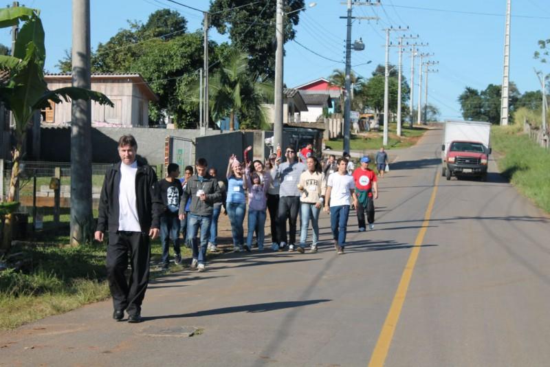 Rogacionistas realizam estágio vocacional com longa caminhada 
