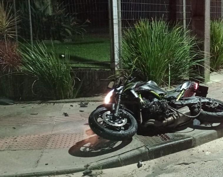 Motociclista morre após perder controle da direção em curva e colidir contra muro em Tubarão