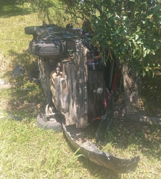 Durante perseguição da Polícia Militar, carro furtado capota e suspeito é preso em Criciúma