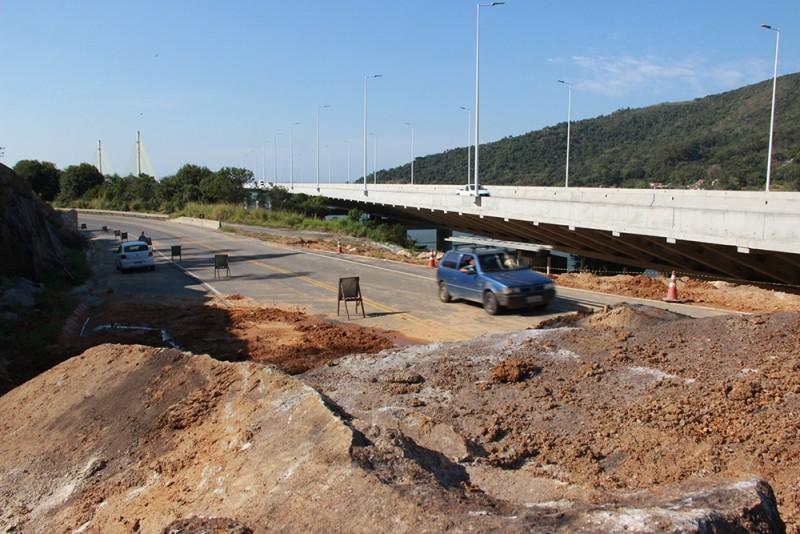 Local de deslizamento na BR-101 é liberado em meia pista