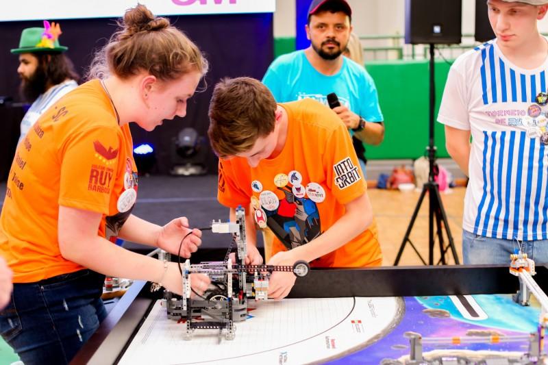 Estudo aponta ferramentas de inteligência artificial que serão usadas nas escolas até 2030