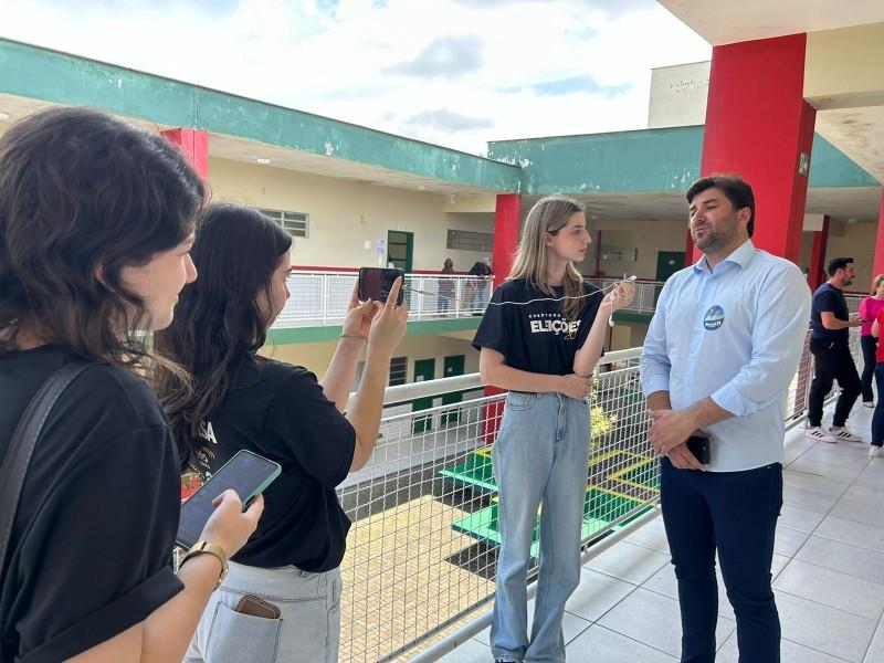 Ensinamentos em prática: alunos da Graduação e Técnico da Satc participam de cobertura das eleições