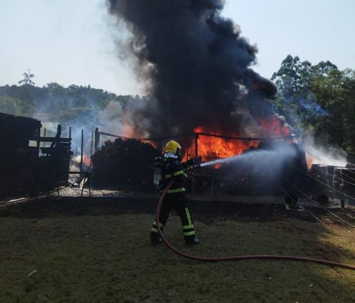 Corpo de Bombeiros combate incêndio em Clube de Caça e Tiro de Morro da Fumaça