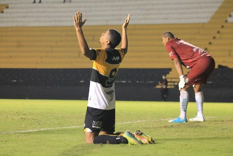 Criciúma volta a vencer depois de 18 jogos e deixa a lanterna do Catarinense