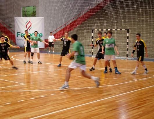 Handebol masculino perde semifinal