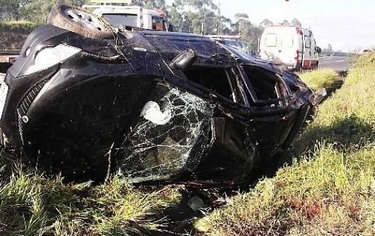 Caroneira fica gravemente ferida após capotamento na BR-101