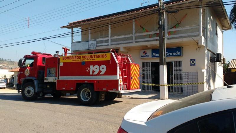 Bombeiros combatem princípio de incêndio em lotérica