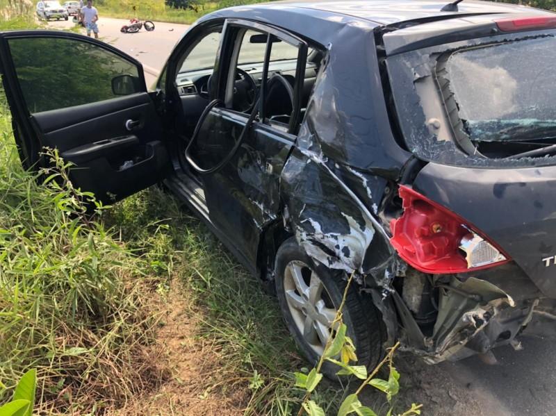Colisão entre carro e motocicleta deixa uma mulher gravemente ferida em Orleans 