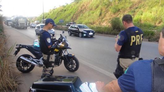 Motociclistas da PRF de SC realizam fiscalização em rodovias de Minas Gerais