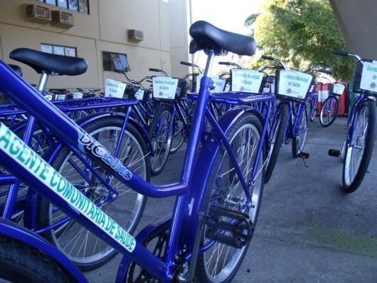 Elas vão de bicicleta