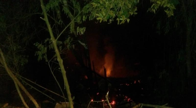 Casa é destruída por incêndio na Praia do Rosa em Imbituba 