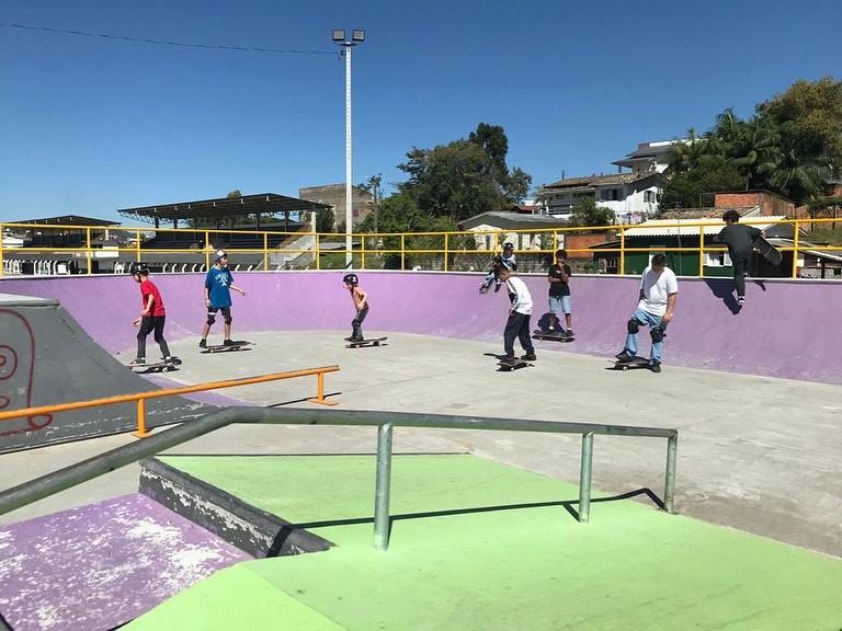 Cocal do Sul oferece aulas gratuitas de skate para crianças e adolescentes