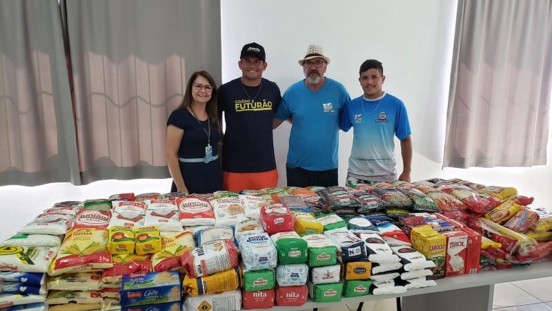 Ação por meio do esporte: mais de 350 quilos de alimentos são doados para o Cras