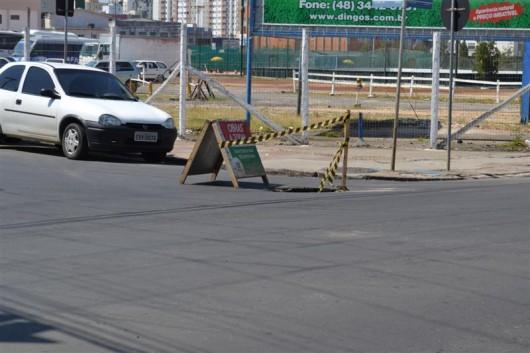 Buraco na rua Araranguá por desgaste do asfalto