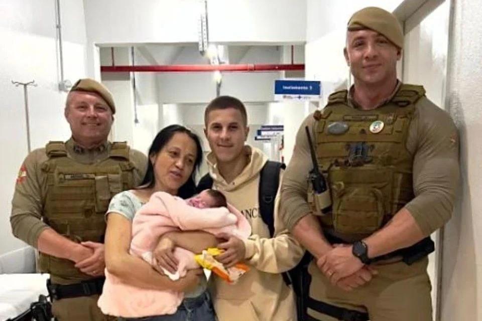 Bebê de 8 dias é salva por policiais após parar de respirar