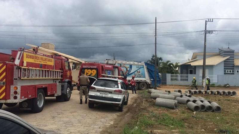 Gari morre prensado entre caminhão do lixo e poste em Sangão