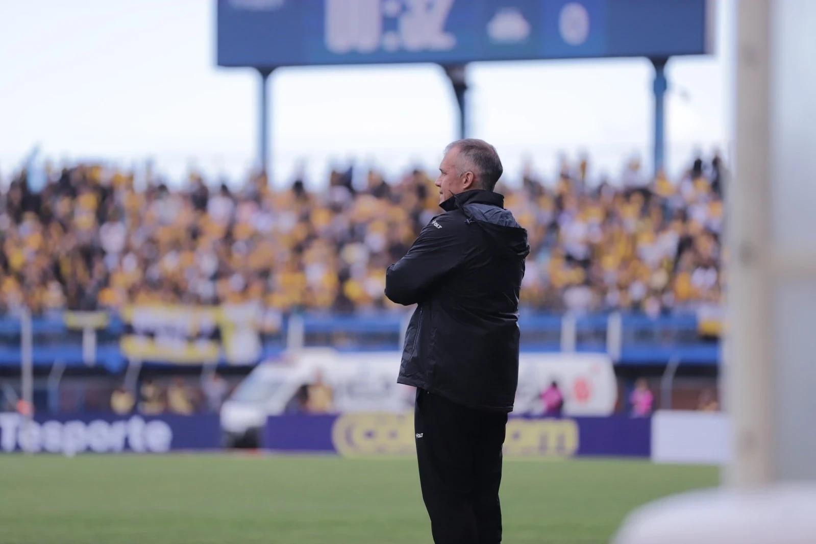 Eduardo Baptista valoriza empate conquistado diante do Avaí: ‘Ponto fundamental’