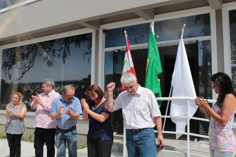 Dia da Bandeira: Rincão hasteia bandeira branca e anuncia concurso