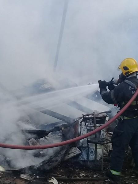 Em Tubarão, edícula é destruída por incêndio 