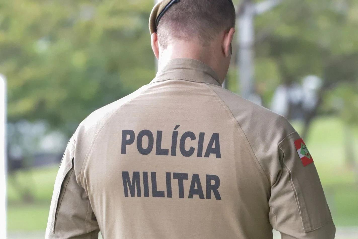 Mulher é flagrada tentando furtar garrafas de vinho em supermercado
