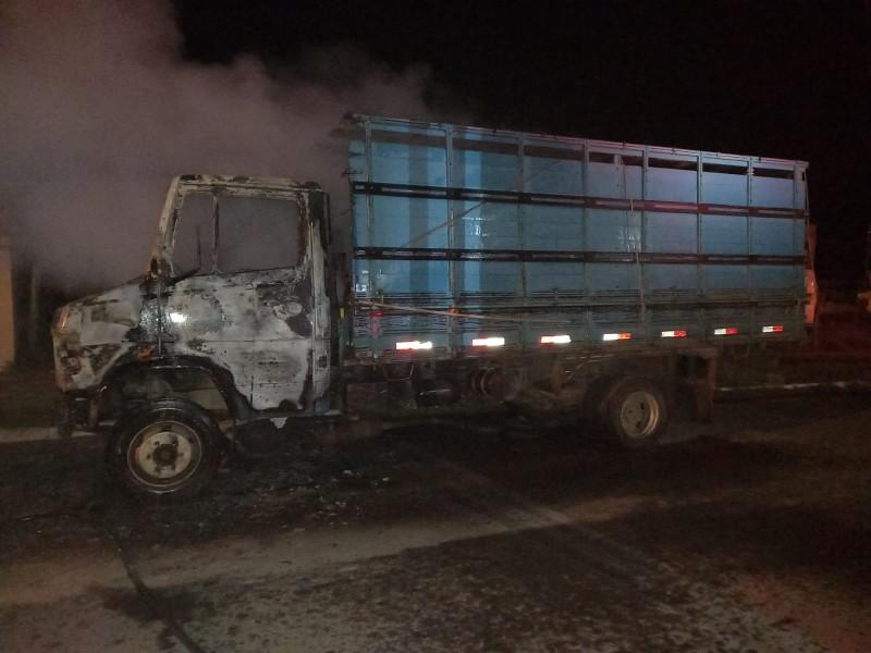Caminhão é destruído por incêndio em Sombrio 
