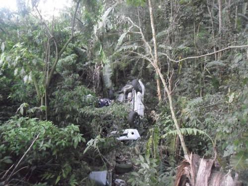 Carro sai da pista, cai em barranco e capota no distrito de Caravaggio