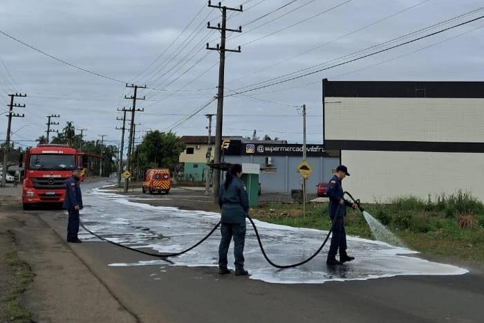 Vazamento de produto químico atinge 500 metros de rodovia em Forquilhinha