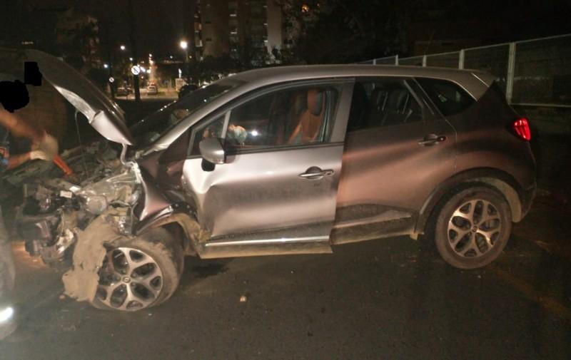Embriagado, motorista bate carro contra poste e acaba preso em flagrante no bairro Pio Corrêa