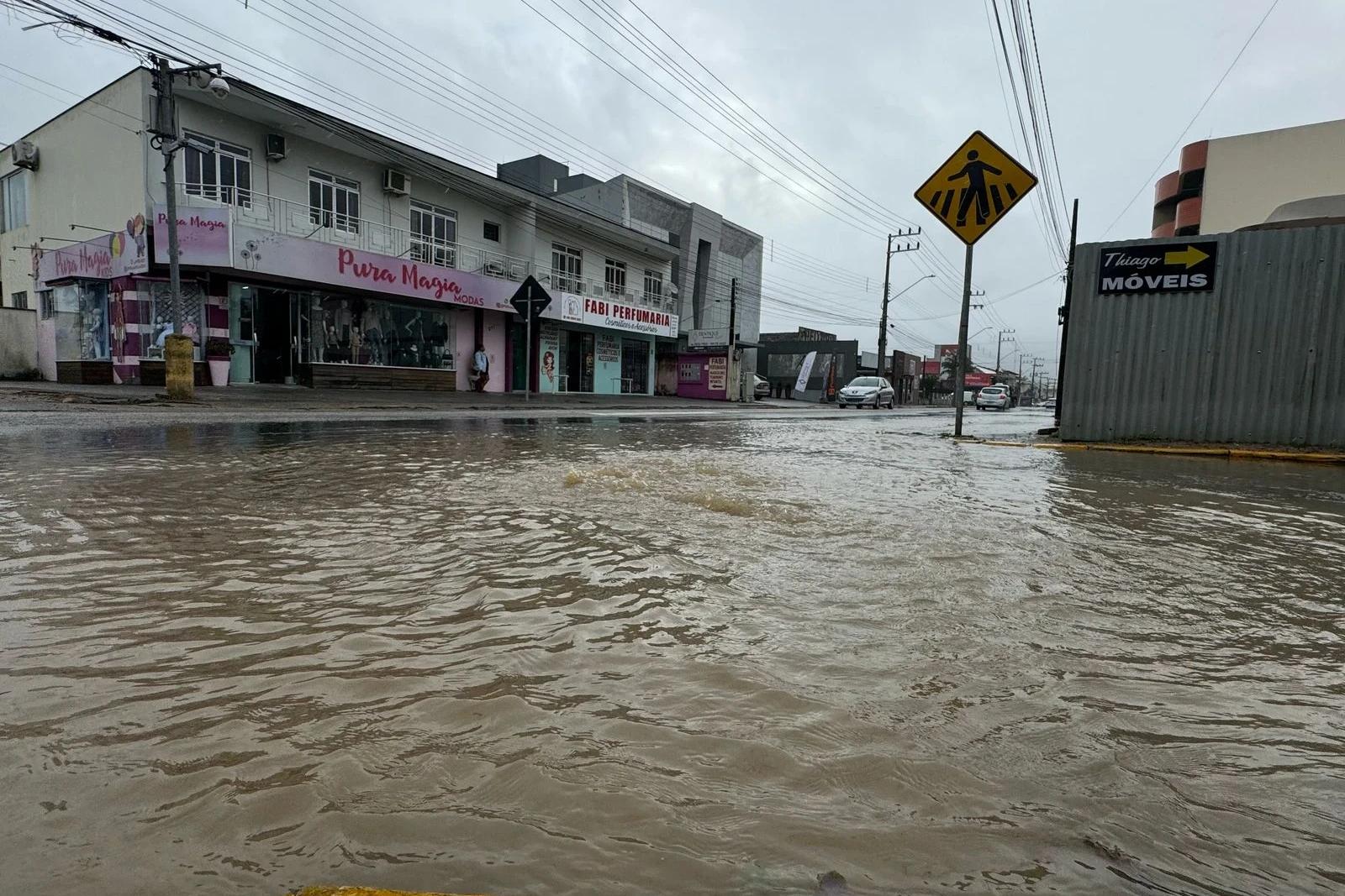 Fortes chuvas: Imbituba suspende aulas na rede municipal nesta sexta-feira
