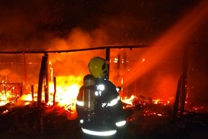 Galpão é destruído por incêndio em Tubarão