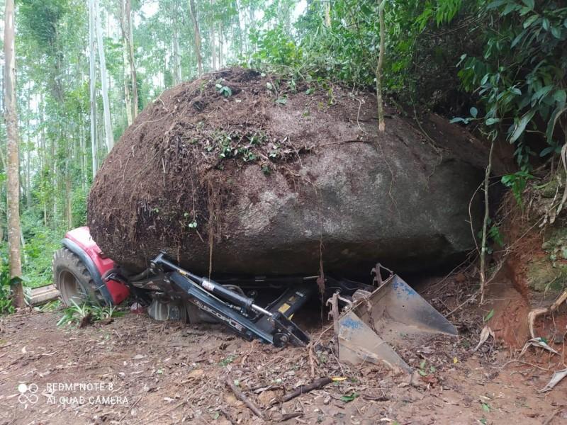 Homem fica ferido após pedra cair sobre trator