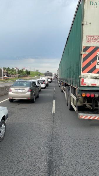 Carro colide em carreta e causa congestionamento na BR-101 em Içara