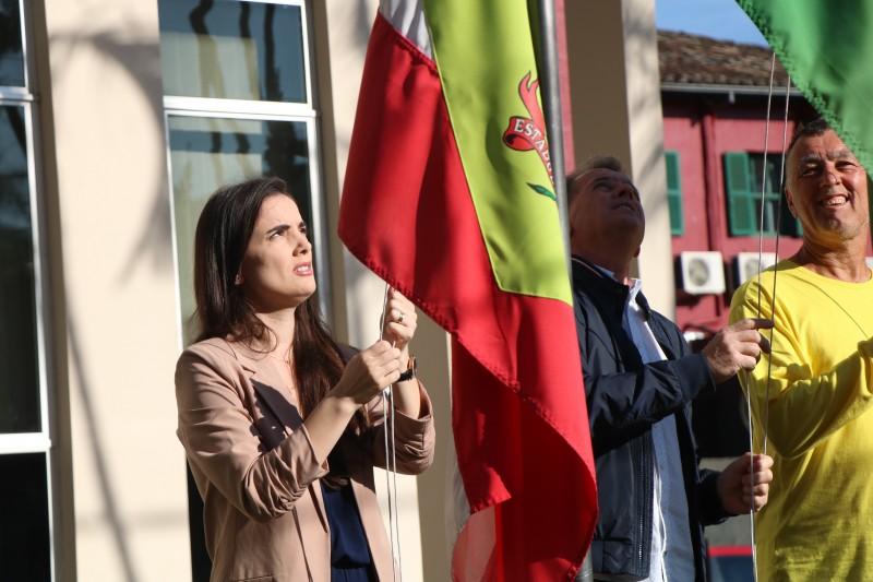 Nova Veneza abre Semana da Pátria com hasteamento da bandeira