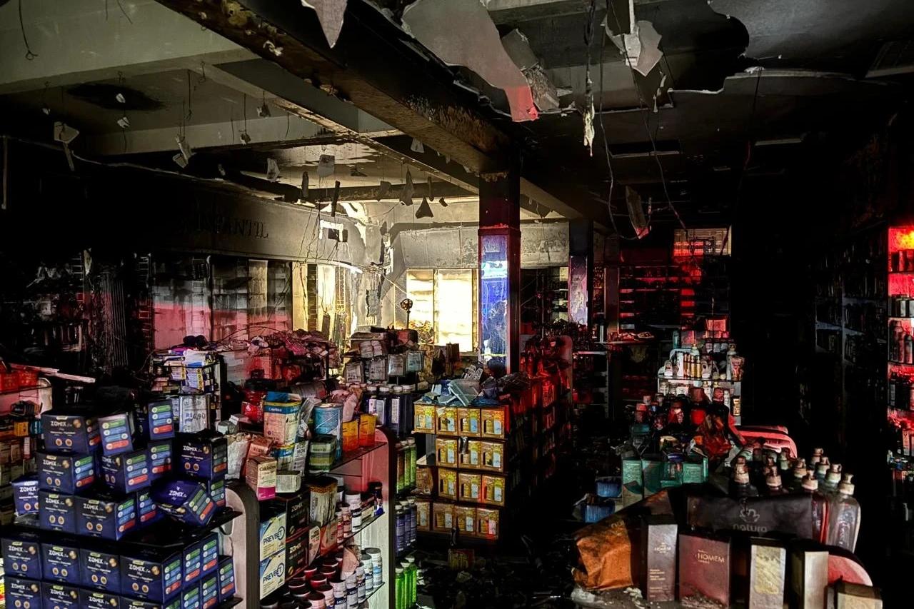 Moradores evacuam apartamentos durante incêndio em farmácia