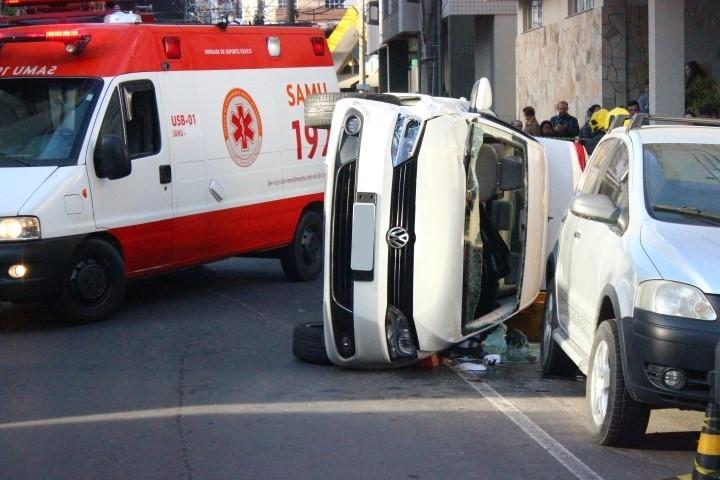 Motorista perde controle de veículo, bate em carros estacionados e tomba