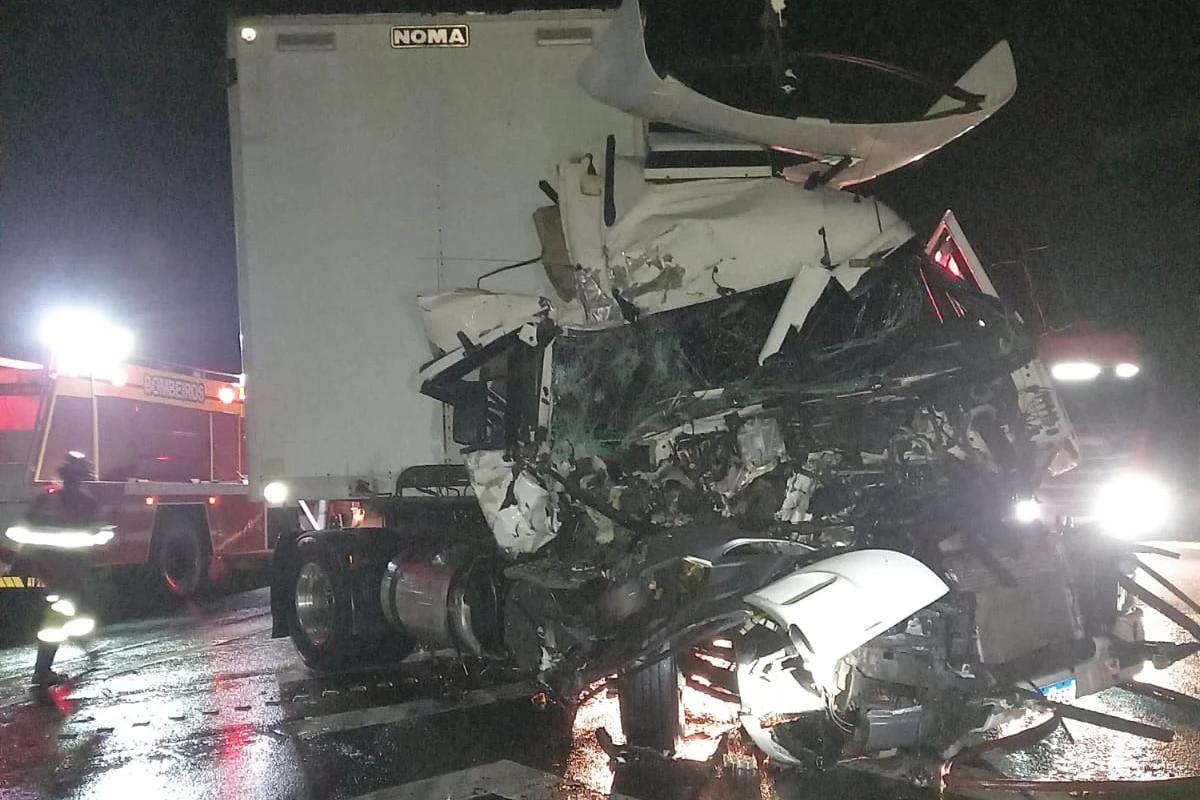 Içara: caminhões colidem e derramam óleo na pista na BR-101
