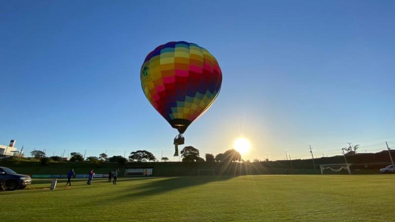 Balões de ar quente colorem o céu de Criciúma em alusão ao aniversário de 74 anos do Tigre
