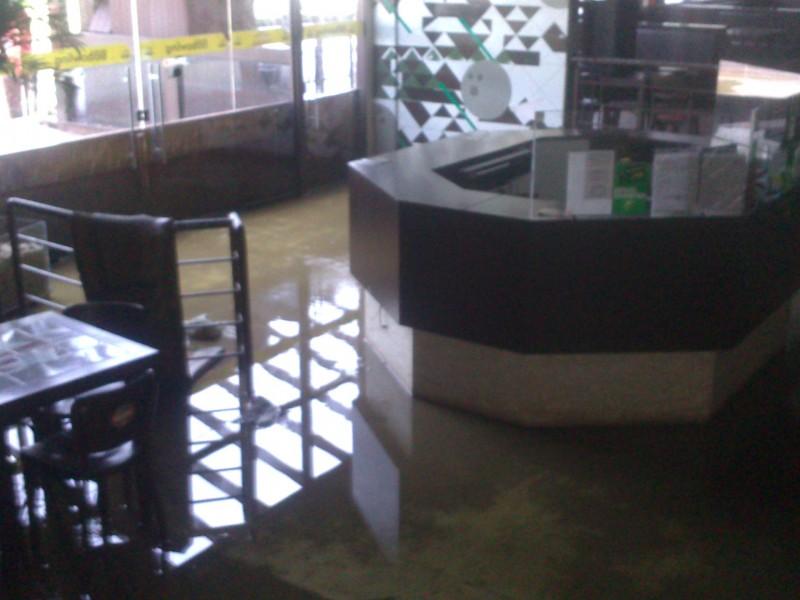 Chuva deste sábado deixa shopping alagado e lojistas no prejuízo (vídeo)