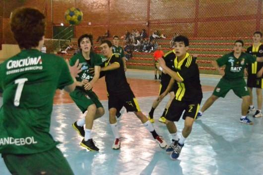 Futsal feminino e handebol masculino estreiam com vitórias em Caçador