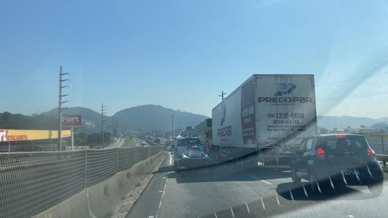 Obras causam congestionamento na BR-101 em Tubarão